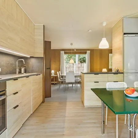 Дом отдыха 4 Bedroom Awesome In *